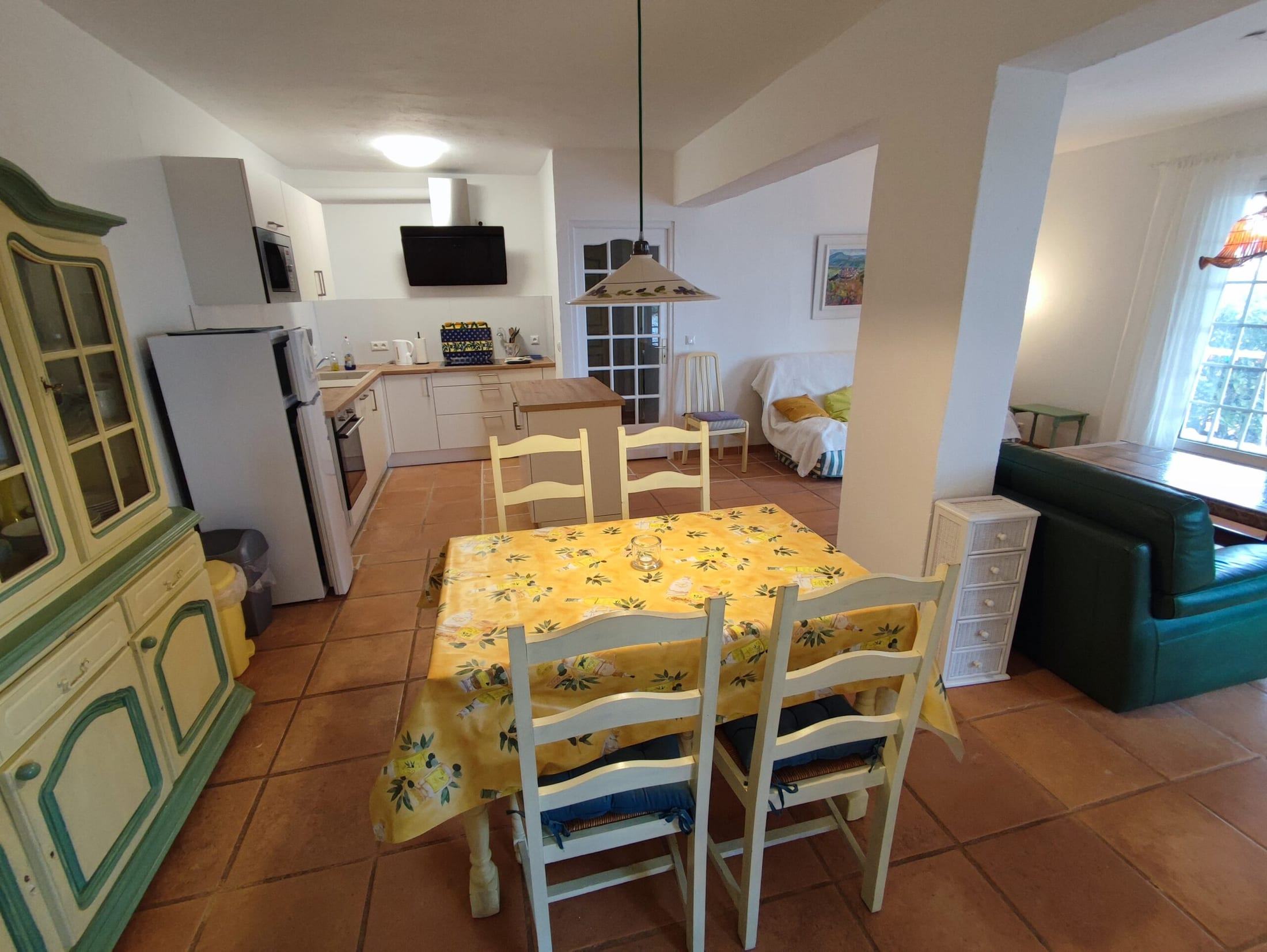 Salon et coin repas avec cuisine