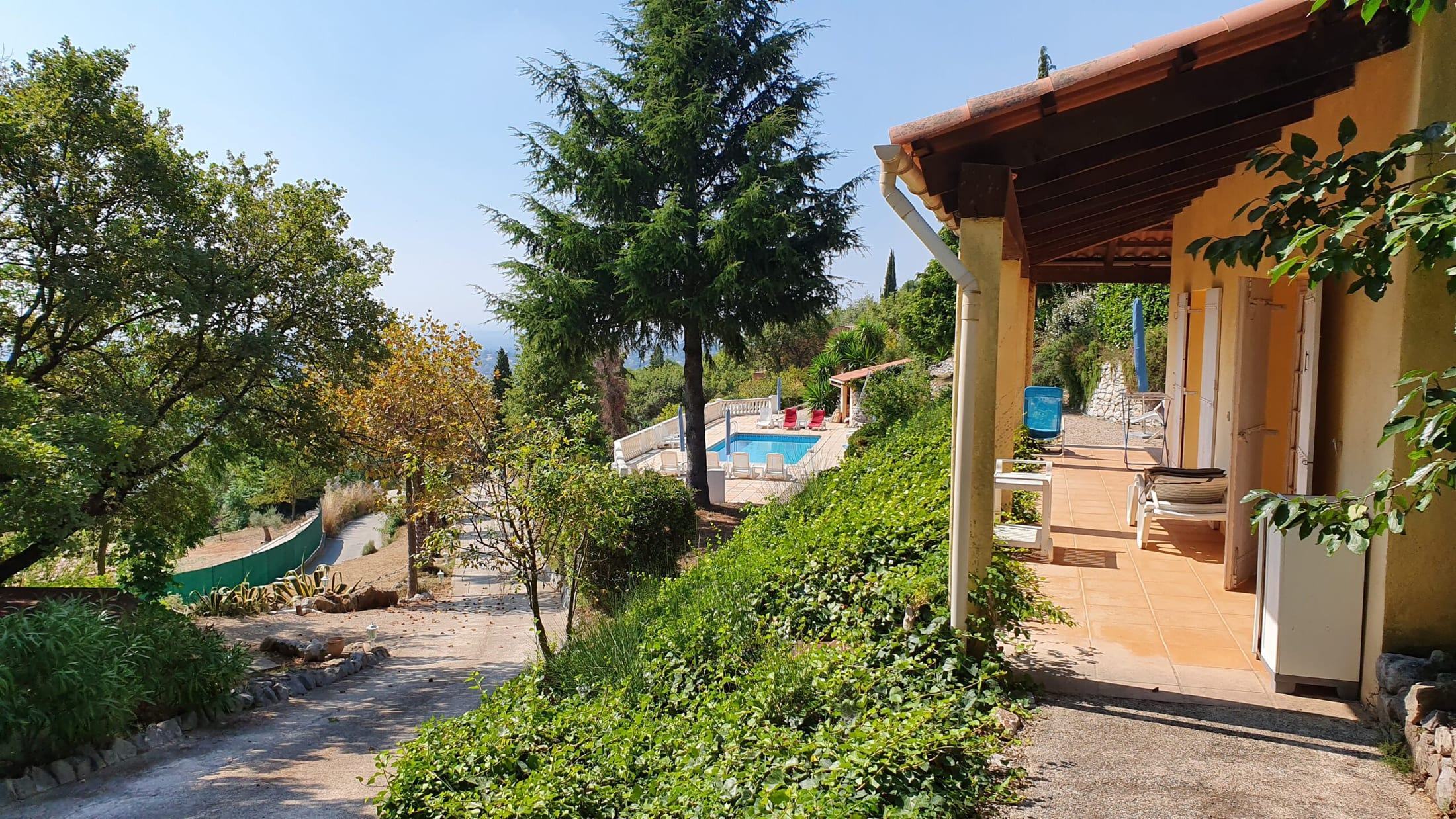 Terrasse donnant sur la piscine