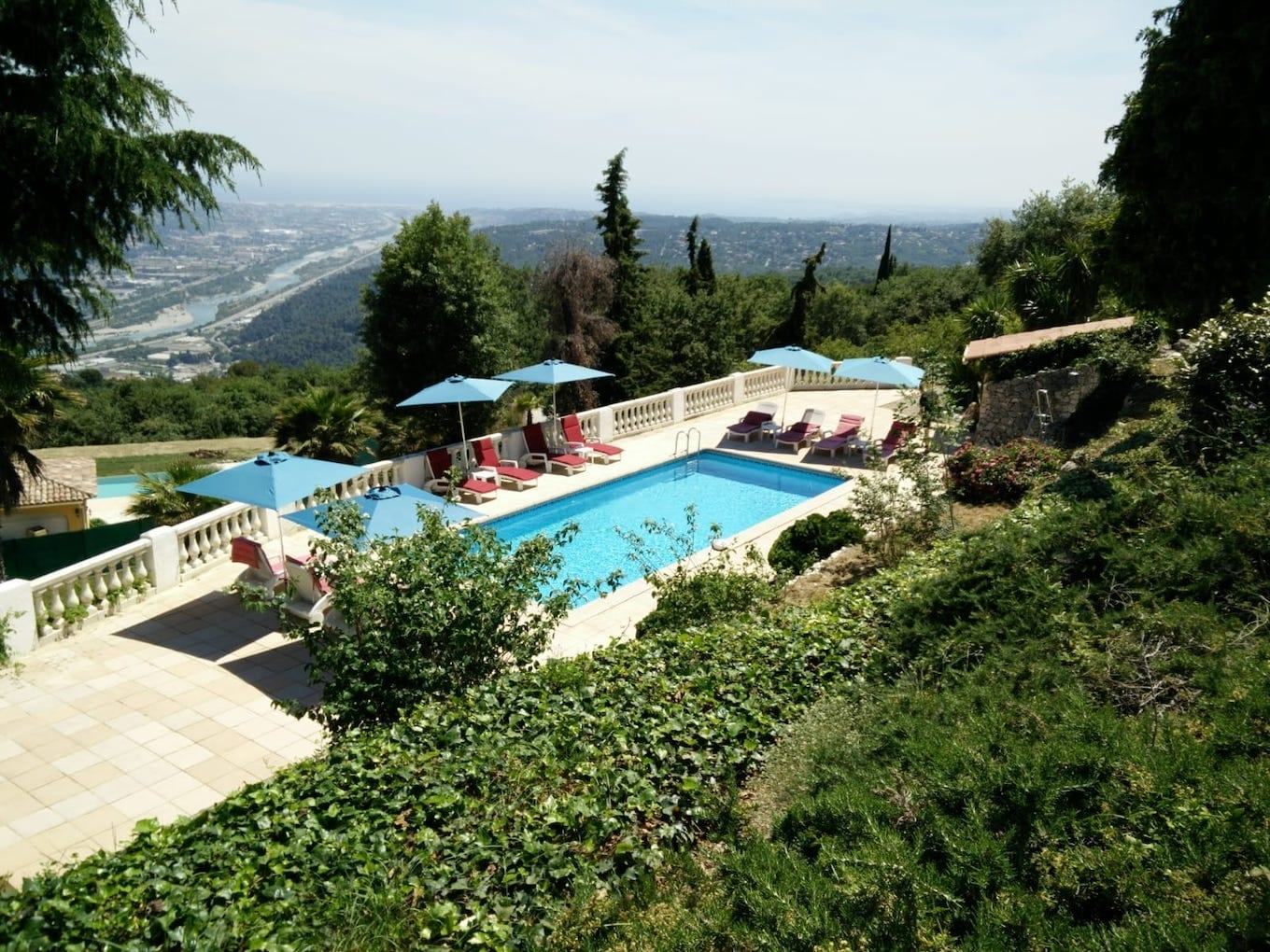 Terrasse de piscine avec vue sur la vallée
