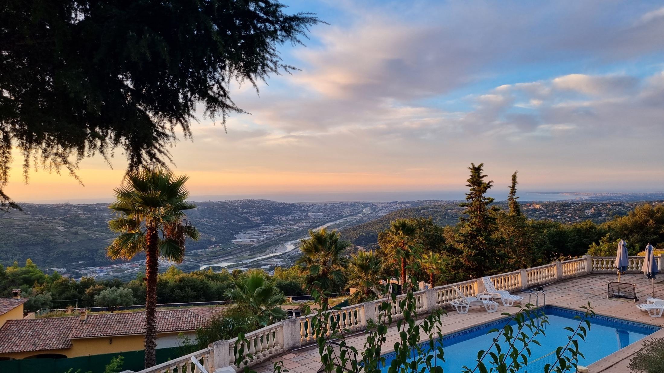 Terrasse de piscine avec vue sur la mer
