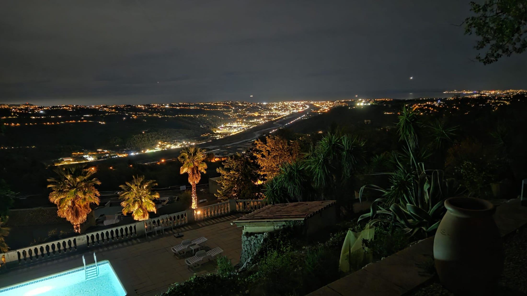 Vue nocturne sur la piscine