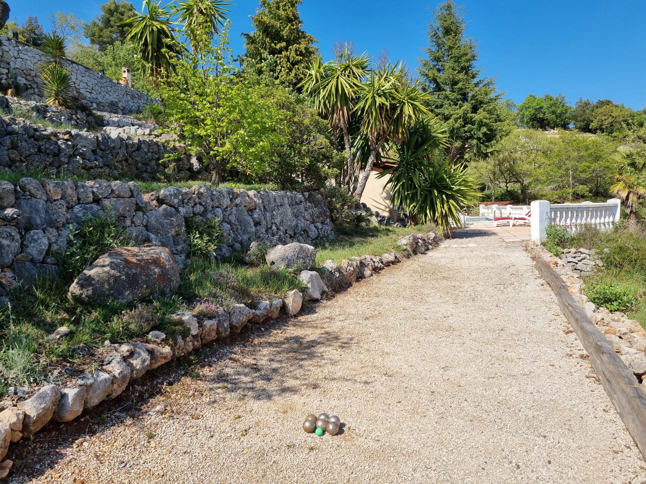 Chemin en gravier dans le jardin