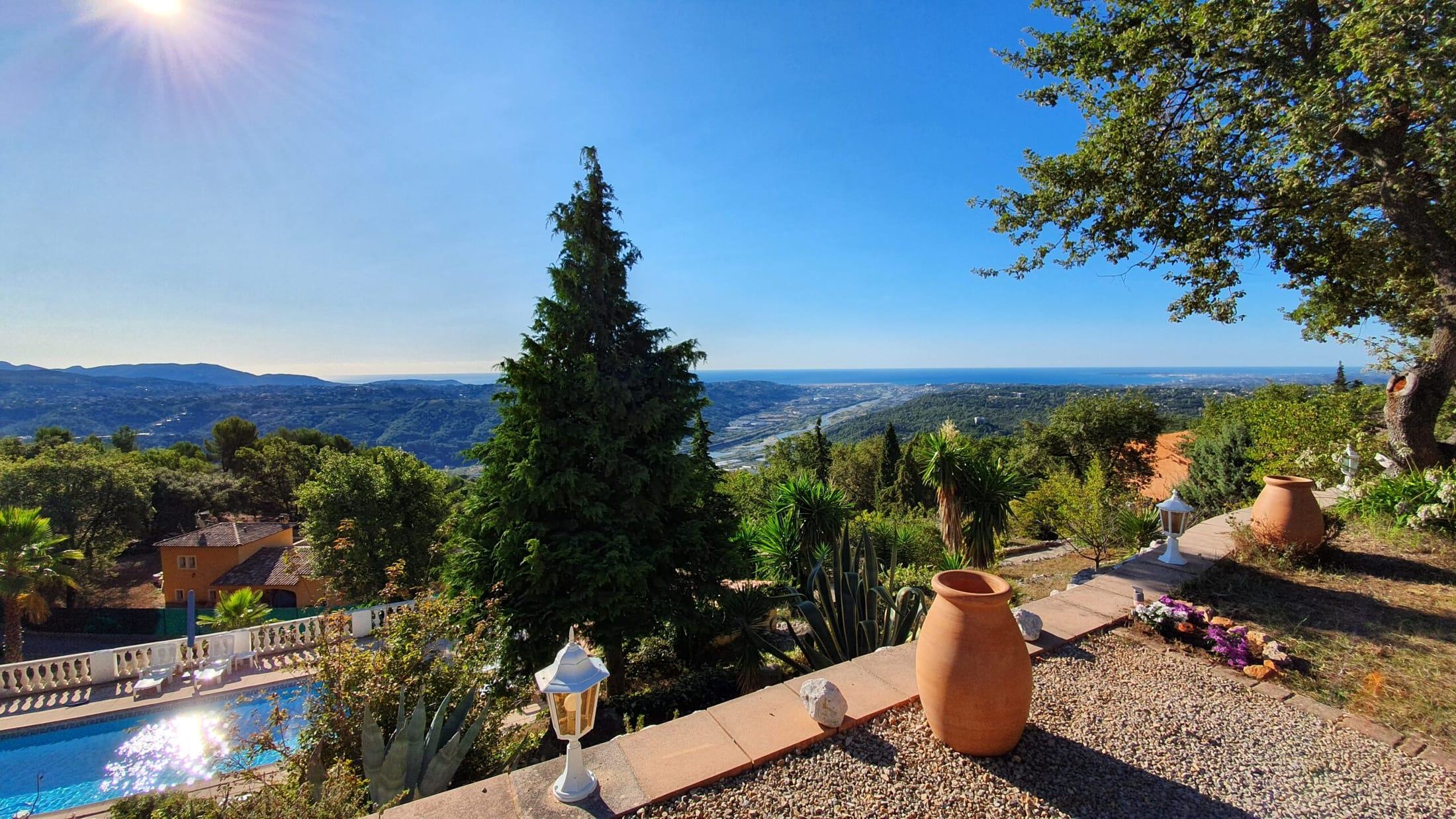 Terrasse avec vue sur la piscine